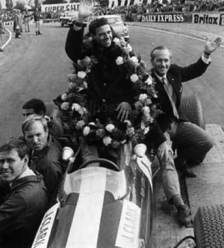 Mëme photo mais vue sur la remorque du tracteur... Mëme photo mais vue sur la remorque du tracteur...